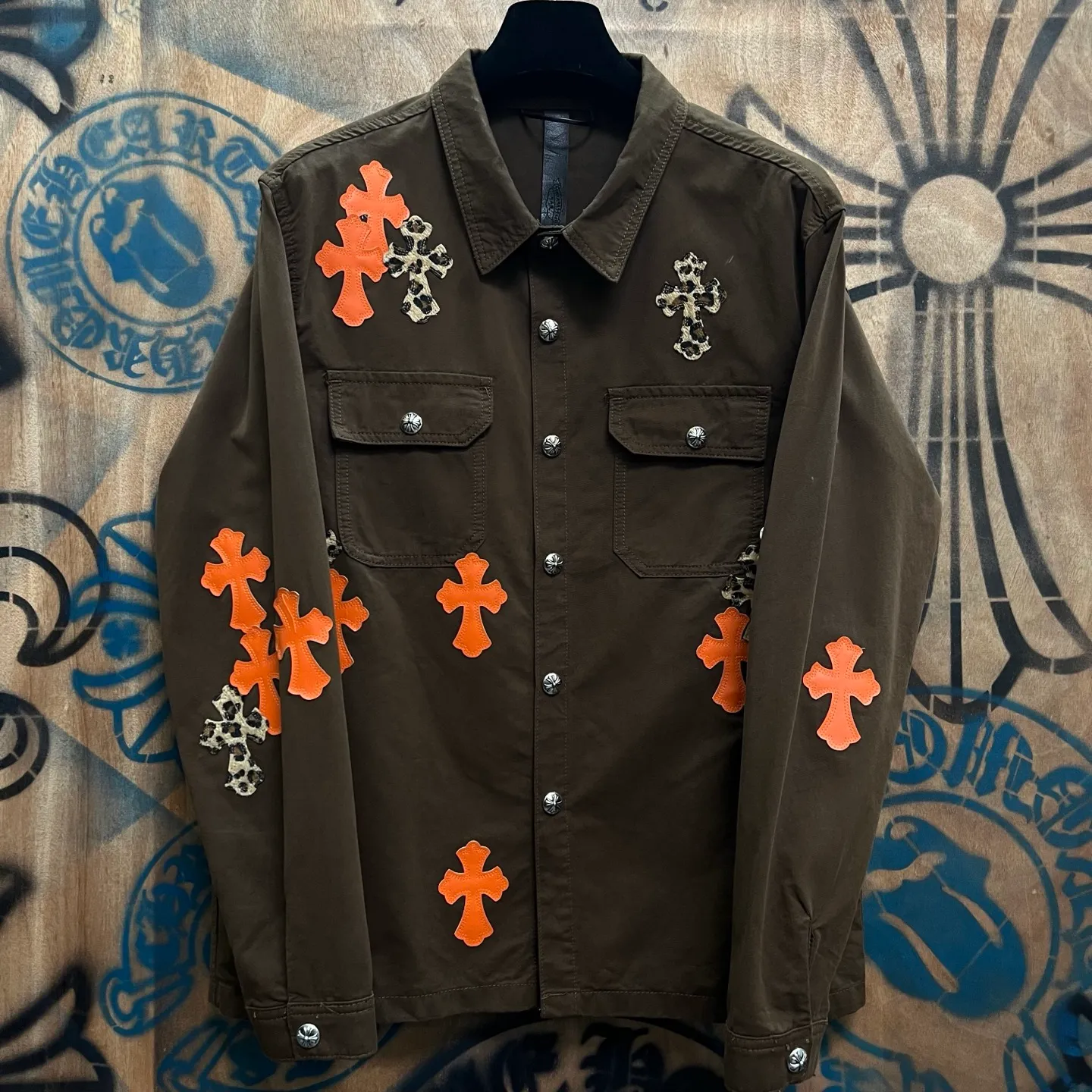 P610 Wang Zha has a new one! Heavy 15.5oz! Kill all market versions instantly! The price has bottomed out. Chrome Hearts Haute Couture Chrome Hearts patchwork leather denim jacket. The choice of high-grade twill denim custom-made fabrics is very important. It distinguishes the low version and wrong version of all pure black denim fabrics on the market. The cross patchwork leather is all imitation lambskin. All dyeing is completely restored without color difference. The inner leather label is first-layer calfskin. All hardware is 925 silver plated. It distinguishes all versions on the market. There is no better casual comparison in the market. Same style for men and women S-XL